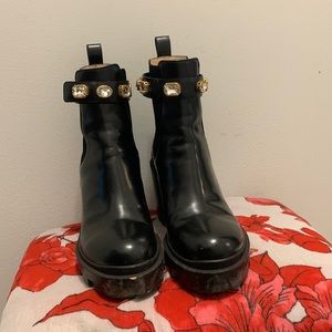 Gucci Leather ankle boot with belt